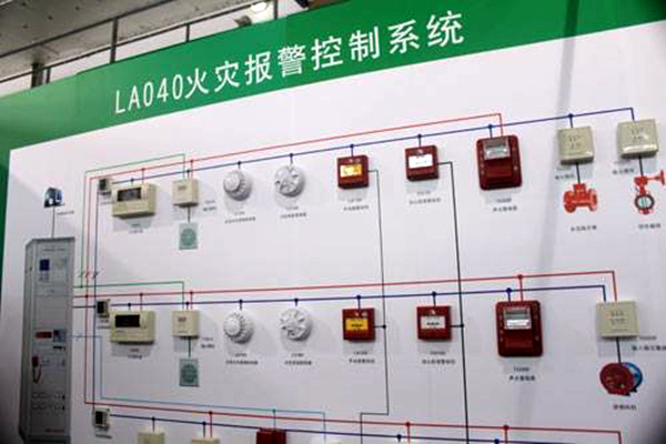 出現火警時，樓宇控制系統如何快速做出反應？